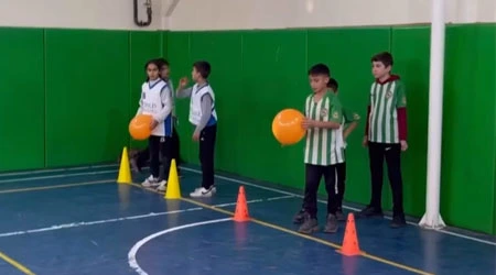 Événement de groupe avec ballon et compétition