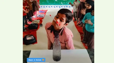 Gardez le stylo en équilibre et essayez de le laisser dans la bouteille