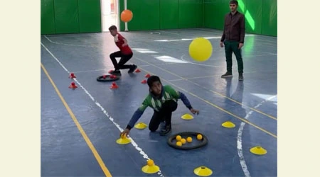 Plastic balls to target without dropping the balloon