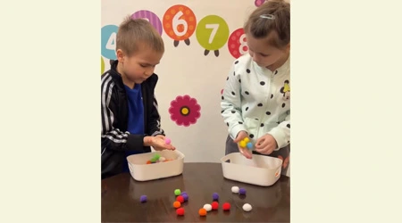 Les boules de pompom colorées se rassemblent avec du ruban adhésif